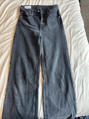 GAP High-Rise Wide Leg Jeans in Black Denim
